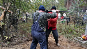 Два человека в состоянии закрутить сваю при помощи небольшого рычага